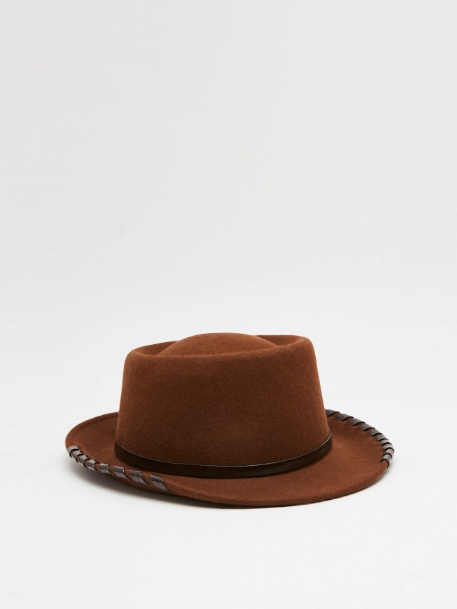 sombrero tipo cowboy