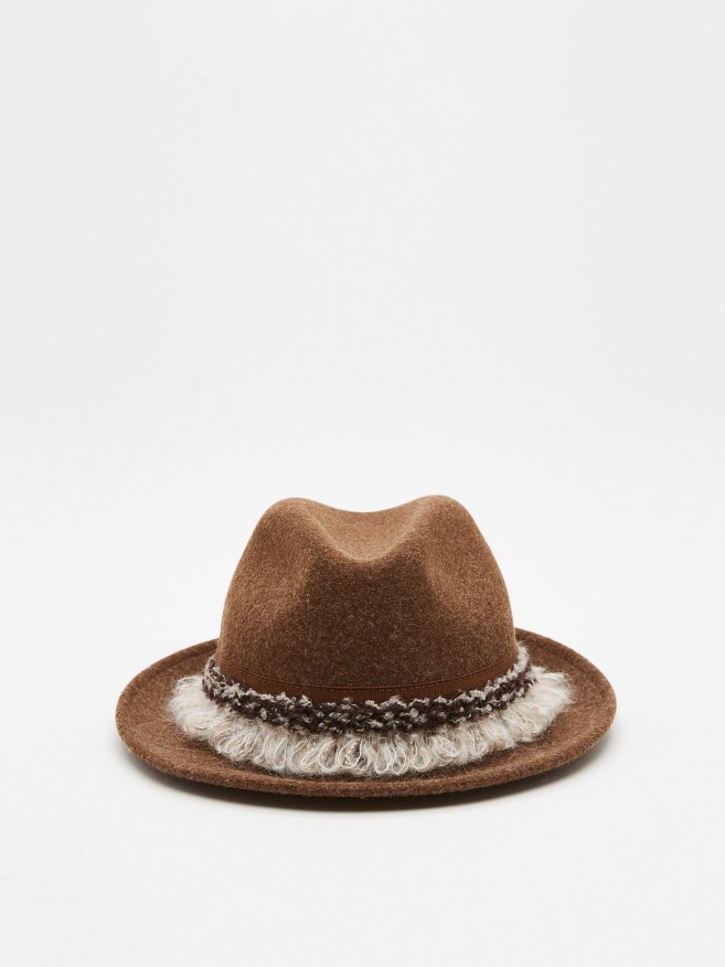 sombrero tipo borsalino adornado con flecos