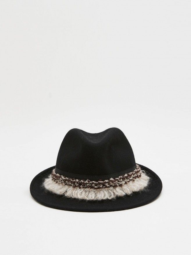 sombrero tipo borsalino adornado con flecos
